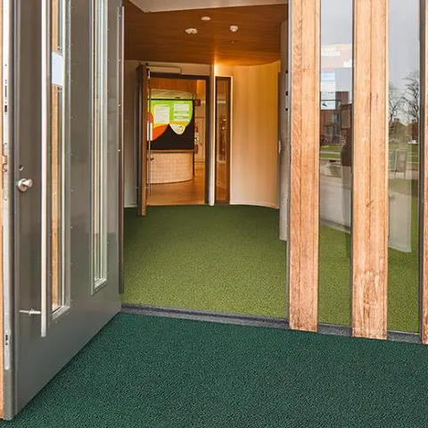 Грязезащита Forbo Coral в плитке fresh grass
