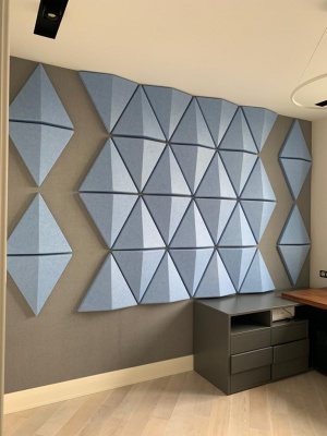 Панель акустическая декоративная треугольник равносторонний с печатью 690x598